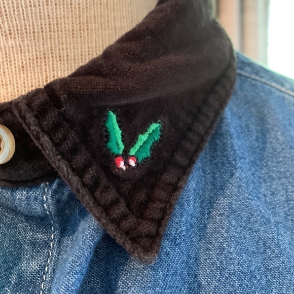 𝅺vintage denim embroidered Christmas button down size small - Picture 2 of 6